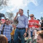 Alexey Navalny Instagram - Мы - Россия - хотим быть нацией мира. Увы, мало кто назовет нас такими сейчас. Но давайте хотя бы не станем нацией испуганных молчунов. Трусов, которые делают вид, что не замечают агрессивной войны, развязанной нашим явно безумным царьком против Украины. Я не могу, не желаю и не буду молчать, глядя, как псевдоисторический бред о событиях 100-летней давности стал поводом для того, чтобы русские убивали украинцев, а те, защищаясь, убивали русских. Двадцатые годы 21 века, а мы смотрим новости о людях, горящих в танках и разбомбленных домах. Смотрим по телевизору самые настоящие угрозы начать ядерную войну. Я из СССР. Я там родился. И главная фраза оттуда - из моего детства - «борьба за мир». Я призываю всех выходить на улицы и бороться за мир. Путин - это не Россия. И если есть что-то в России сейчас, чем можно гордиться больше всего, так это те 6835 человек, которые были задержаны, потому что - без всякого призыва - вышли на улицы с плакатами «нет войне». Говорят, не может призывать на митинг тот, кто на него не пойдет и не рискует быть арестованным. Я уже в тюрьме, поэтому мне, кажется, можно. Ждать нельзя ни дня. Где бы вы ни были. В России, Беларуси или на другой стороне планеты. Выходите на главную площадь вашего города каждый будний день в 19:00 и в 14:00 в выходные и праздники. Если можете делать шествие - делайте в выходные. Да, в первый день может выйти мало народа. А во второй - еще меньше. Но мы должны, стиснув зубы и поборов страх, выходить и требовать прекращения войны. Каждого арестованного должны сменить двое пришедших. Если - для прекращения войны - мы должны забить собой тюрьмы и автозаки, мы забьем собой тюрьмы и автозаки. Все имеет цену, и сейчас, весной 2022 года, эту цену должны платить мы. Больше некому. Давайте не «быть против войны». Давайте бороться против войны.