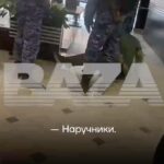 Alexey Navalny Instagram - Ну, давайте я тоже как обитатель тюрьмы строгого режима скажу свое мнение о вербовке уголовников на войну. Я прочитал расшифровку знаменитого видео. Много о чем тут можно поговорить, включая то, сколько теперь людей решится на тяжкое преступление, зная, что есть вот такой способ избежать отсидки. Но у меня взгляд изнутри на другую тему. Заявляется, что для участия в войне требуются убийцы, грабители, разбойники и нанесшие тяжкие телесные повреждения. И многие почему-то находятся под впечатлением, что эти категории граждан - какие-то зверские боевики. Типа как в “Отряде самоубийц”. Люди, конечно, сидят разные. Наверное, и парочка боевиков есть. Но заявляю со всей ответственностью, что в 90% случаев: — убийца - сильно пьющий человек, который однажды нажрался до такой степени, что нанес 18 ножевых ранений соседу, собутыльнику или (чаще всего) жене; — грабитель - чувак в поисках денег, приходил в торговые центры, где отжимал айфоны у школьников; — разбойник - алконаркот, который выслеживал женщин до подъезда, где отжимал у них сумку. Чтобы сумку отдавали быстрее, он бил женщин молотком по голове. — тяжкие телесные - чувак влез в пьяную драку, где ударил кого-то по голове дубиной или камнем. Ну и чего навоюет эта армия? Не зря же ни в СССР, ни сейчас в России сидевших не берут в армию. Почти у всех таких людей большие проблемы с дисциплиной и еще большие проблемы с алкоголем и веществами. Ни в какой сухой закон под угрозой расстрела я не верю. Там у всех оружие и еще неизвестно, кто кого расстреляет. Дисциплинированные зэки-штурмовики - это такая же байка для дураков, как и “десятки успешных войн ЧВК Вагнера”. Они существуют только в мечтах Пригожина. Думаю, что первая мысль любого зэка, посмотревшего это видео: “Боже, если они НАС набирают на войну, то в каком состоянии регулярная российская армия? Ее совсем нет?” Единственное, в чем можно быть уверенным, что многие из оставшихся в живых убийц, разбойников и грабителей точно никогда не вернутся к нормальной жизни. Они продолжат грабить и убивать, только уже требуя особого к себе отношения, крича: “Мы за вас кровь проливали”. Собственно, на втором видео вы можете увидеть первых ласточек.