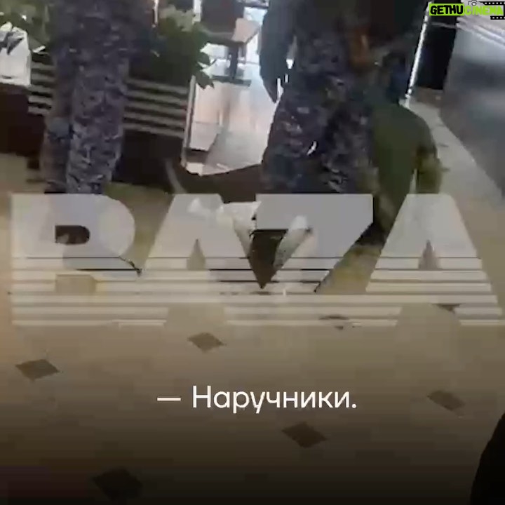 Alexey Navalny Instagram - Ну, давайте я тоже как обитатель тюрьмы строгого режима скажу свое мнение о вербовке уголовников на войну. Я прочитал расшифровку знаменитого видео. Много о чем тут можно поговорить, включая то, сколько теперь людей решится на тяжкое преступление, зная, что есть вот такой способ избежать отсидки. Но у меня взгляд изнутри на другую тему. Заявляется, что для участия в войне требуются убийцы, грабители, разбойники и нанесшие тяжкие телесные повреждения. И многие почему-то находятся под впечатлением, что эти категории граждан - какие-то зверские боевики. Типа как в “Отряде самоубийц”. Люди, конечно, сидят разные. Наверное, и парочка боевиков есть. Но заявляю со всей ответственностью, что в 90% случаев: — убийца - сильно пьющий человек, который однажды нажрался до такой степени, что нанес 18 ножевых ранений соседу, собутыльнику или (чаще всего) жене; — грабитель - чувак в поисках денег, приходил в торговые центры, где отжимал айфоны у школьников; — разбойник - алконаркот, который выслеживал женщин до подъезда, где отжимал у них сумку. Чтобы сумку отдавали быстрее, он бил женщин молотком по голове. — тяжкие телесные - чувак влез в пьяную драку, где ударил кого-то по голове дубиной или камнем. Ну и чего навоюет эта армия? Не зря же ни в СССР, ни сейчас в России сидевших не берут в армию. Почти у всех таких людей большие проблемы с дисциплиной и еще большие проблемы с алкоголем и веществами. Ни в какой сухой закон под угрозой расстрела я не верю. Там у всех оружие и еще неизвестно, кто кого расстреляет. Дисциплинированные зэки-штурмовики - это такая же байка для дураков, как и “десятки успешных войн ЧВК Вагнера”. Они существуют только в мечтах Пригожина. Думаю, что первая мысль любого зэка, посмотревшего это видео: “Боже, если они НАС набирают на войну, то в каком состоянии регулярная российская армия? Ее совсем нет?” Единственное, в чем можно быть уверенным, что многие из оставшихся в живых убийц, разбойников и грабителей точно никогда не вернутся к нормальной жизни. Они продолжат грабить и убивать, только уже требуя особого к себе отношения, крича: “Мы за вас кровь проливали”. Собственно, на втором видео вы можете увидеть первых ласточек.