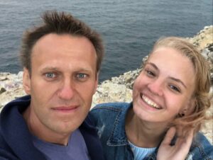 Alexei Navalny Instagram - 21 год.

Это просто невероятно.

Даша @dasha_navalnaya, с днем рождения.

Мы с мамой очень счастливы, что ты у нас есть.

Жизнь прекрасна, иди по ней смело.

Очень скучаю. 

Очень люблю.
