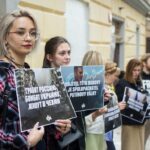 Alexey Navalny Instagram - Вчера ракетостроитель Борис Обносов, его дочь Ольга Зорикова и зять Ростислав Зориков были включены в санкционные списки Чехии. Это важная победа. В мае мы выпускали расследование о них (ссылка в сторис). Борис Обносов возглавляет крупнейший оборонный холдинг «Тактическое ракетное вооружение». Несмотря на войну, его семья продолжала жить в Чехии и владеть там недвижимостью стоимостью 8 миллионов евро. Теперь их активы будут арестованы, а въезд в Чехию закрыт. Спасибо отделу расследований и юристам ФБК, а также всем, кто помогал. Мы добились этого вместе. Большое спасибо властям Чехии за то, что приняли такое важное решение. Мы очень надеемся, что власти других государств обратят на него внимание.