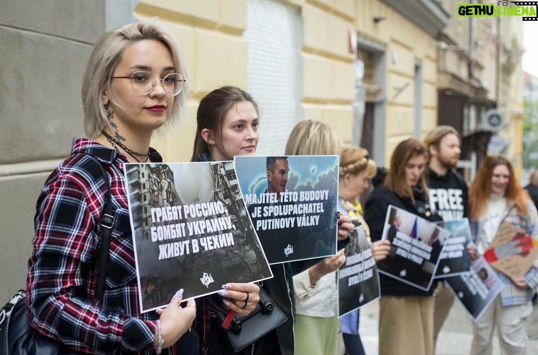 Alexey Navalny Instagram - Вчера ракетостроитель Борис Обносов, его дочь Ольга Зорикова и зять Ростислав Зориков были включены в санкционные списки Чехии. Это важная победа. В мае мы выпускали расследование о них (ссылка в сторис). Борис Обносов возглавляет крупнейший оборонный холдинг «Тактическое ракетное вооружение». Несмотря на войну, его семья продолжала жить в Чехии и владеть там недвижимостью стоимостью 8 миллионов евро. Теперь их активы будут арестованы, а въезд в Чехию закрыт. Спасибо отделу расследований и юристам ФБК, а также всем, кто помогал. Мы добились этого вместе. Большое спасибо властям Чехии за то, что приняли такое важное решение. Мы очень надеемся, что власти других государств обратят на него внимание.