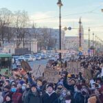 Alexey Navalny Instagram - «Самые важные люди» - дурацкое выражение. Ну как их определить? Все важные, и невозможно взвесить все факторы, определяющие важность людей. В мирное время. А сейчас, я думаю, можно сказать, что самые важные люди на планете - те, кто в Москве, Петербурге и других городах выходили и снова пойдут на антивоенные митинги. Безумного маньяка Путина быстрее всего остановит сейчас народ России, если выступит против войны. И это тяжелый марафон. Борьба на истощение. Со страхом и арестами. Но это точно не бесполезная борьба. Не символический жест отчаяния. Посмотрите даже официальную, придворную социологию. Они говорят, 71% за войну, 29% против. Даже если мы поверим в это, получается, что на старте антивоенное движение поддерживает каждый третий. И это до того, как война ударила и по нам  - санкциями и экономической катастрофой. До главного ужаса войны - гробов с сыновьями, возвращающихся к матерям. Говорю вам как телезритель. Даже официальную цифру потерь армии РФ - 498 человек - по телевизору не назвали НИ РАЗУ. Картина происходящего, рисуемая путинской пропагандой: погибших почти нет с обеих сторон, украинская армия разбежалась, разрушений почти нет, кое-где засели “банды нацистов”, но их скоро уничтожат. Украинцы встречают русские танки цветами. Жить такой картине мира - даже в головах самых тупых и упертых - осталось недолго. Все: от цен в магазинах до рыдающей соседки, чей родственник сгинул ни за что, пытаясь убить невинного, - будет напоминать о том, что идет бессмысленная бойня. Что спятивший дед Путин сейчас разрушит Украину и разорит Россию. И в этот момент каждый прозревший должен понять: я не один так думаю. Против войны с самого начала было 29%, а сейчас большинство. Мне есть к кому присоединиться. Я тоже выйду на улицу против войны. Я заставлю Путина прекратить ее. Поэтому мы с вами не имеем права прекратить этот изнурительный марафон. И нужно выходить на антивоенные митинги каждые выходные, даже если кажется, что все либо уехали, либо испугались. Даже если вы один на один, вы - тот, к которому можно присоединиться. Вы основа движения против войны и смерти. Вы - самый важный человек на планете. 13 марта, 14.00, главная площадь вашего города.