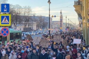Alexei Navalny Instagram - «Самые важные люди» - дурацкое выражение. Ну как их определить? Все важные, и невозможно взвесить все факторы, определяющие важность людей.

В мирное время.

А сейчас, я думаю, можно сказать, что самые важные люди на планете - те, кто в Москве, Петербурге и других городах выходили и снова пойдут на антивоенные митинги.

Безумного маньяка Путина быстрее всего остановит сейчас народ России, если выступит против войны.

И это тяжелый марафон. Борьба на истощение. Со страхом и арестами. Но это точно не бесполезная борьба. Не символический жест отчаяния.

Посмотрите даже официальную, придворную социологию. Они говорят, 71% за войну, 29% против. Даже если мы поверим в это, получается, что на старте антивоенное движение поддерживает каждый третий. И это до того, как война ударила и по нам  - санкциями и экономической катастрофой. До главного ужаса войны - гробов с сыновьями, возвращающихся к матерям.

Говорю вам как телезритель. Даже официальную цифру потерь армии РФ - 498 человек - по телевизору не назвали НИ РАЗУ.

Картина происходящего, рисуемая путинской пропагандой: погибших почти нет с обеих сторон, украинская армия разбежалась, разрушений почти нет, кое-где засели “банды нацистов”, но их скоро уничтожат. Украинцы встречают русские танки цветами.

Жить такой картине мира - даже в головах самых тупых и упертых - осталось недолго.

Все: от цен в магазинах до рыдающей соседки, чей родственник сгинул ни за что, пытаясь убить невинного, - будет напоминать о том, что идет бессмысленная бойня. Что спятивший дед Путин сейчас разрушит Украину и разорит Россию.

И в этот момент каждый прозревший должен понять: я не один так думаю. Против войны с самого начала было 29%, а сейчас большинство. Мне есть к кому присоединиться. Я тоже выйду на улицу против войны. Я заставлю Путина прекратить ее.

Поэтому мы с вами не имеем права прекратить этот изнурительный марафон. И нужно выходить на антивоенные митинги каждые выходные, даже если кажется, что все либо уехали, либо испугались. Даже если вы один на один, вы - тот, к которому можно присоединиться. Вы основа движения против войны и смерти. Вы - самый важный человек на планете.

13 марта, 14.00, главная площадь вашего города.