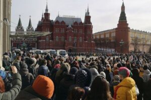 Alexei Navalny Instagram - «Самые важные люди» - дурацкое выражение. Ну как их определить? Все важные, и невозможно взвесить все факторы, определяющие важность людей.

В мирное время.

А сейчас, я думаю, можно сказать, что самые важные люди на планете - те, кто в Москве, Петербурге и других городах выходили и снова пойдут на антивоенные митинги.

Безумного маньяка Путина быстрее всего остановит сейчас народ России, если выступит против войны.

И это тяжелый марафон. Борьба на истощение. Со страхом и арестами. Но это точно не бесполезная борьба. Не символический жест отчаяния.

Посмотрите даже официальную, придворную социологию. Они говорят, 71% за войну, 29% против. Даже если мы поверим в это, получается, что на старте антивоенное движение поддерживает каждый третий. И это до того, как война ударила и по нам  - санкциями и экономической катастрофой. До главного ужаса войны - гробов с сыновьями, возвращающихся к матерям.

Говорю вам как телезритель. Даже официальную цифру потерь армии РФ - 498 человек - по телевизору не назвали НИ РАЗУ.

Картина происходящего, рисуемая путинской пропагандой: погибших почти нет с обеих сторон, украинская армия разбежалась, разрушений почти нет, кое-где засели “банды нацистов”, но их скоро уничтожат. Украинцы встречают русские танки цветами.

Жить такой картине мира - даже в головах самых тупых и упертых - осталось недолго.

Все: от цен в магазинах до рыдающей соседки, чей родственник сгинул ни за что, пытаясь убить невинного, - будет напоминать о том, что идет бессмысленная бойня. Что спятивший дед Путин сейчас разрушит Украину и разорит Россию.

И в этот момент каждый прозревший должен понять: я не один так думаю. Против войны с самого начала было 29%, а сейчас большинство. Мне есть к кому присоединиться. Я тоже выйду на улицу против войны. Я заставлю Путина прекратить ее.

Поэтому мы с вами не имеем права прекратить этот изнурительный марафон. И нужно выходить на антивоенные митинги каждые выходные, даже если кажется, что все либо уехали, либо испугались. Даже если вы один на один, вы - тот, к которому можно присоединиться. Вы основа движения против войны и смерти. Вы - самый важный человек на планете.

13 марта, 14.00, главная площадь вашего города.