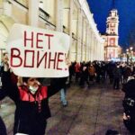 Alexey Navalny Instagram - «Самые важные люди» - дурацкое выражение. Ну как их определить? Все важные, и невозможно взвесить все факторы, определяющие важность людей. В мирное время. А сейчас, я думаю, можно сказать, что самые важные люди на планете - те, кто в Москве, Петербурге и других городах выходили и снова пойдут на антивоенные митинги. Безумного маньяка Путина быстрее всего остановит сейчас народ России, если выступит против войны. И это тяжелый марафон. Борьба на истощение. Со страхом и арестами. Но это точно не бесполезная борьба. Не символический жест отчаяния. Посмотрите даже официальную, придворную социологию. Они говорят, 71% за войну, 29% против. Даже если мы поверим в это, получается, что на старте антивоенное движение поддерживает каждый третий. И это до того, как война ударила и по нам  - санкциями и экономической катастрофой. До главного ужаса войны - гробов с сыновьями, возвращающихся к матерям. Говорю вам как телезритель. Даже официальную цифру потерь армии РФ - 498 человек - по телевизору не назвали НИ РАЗУ. Картина происходящего, рисуемая путинской пропагандой: погибших почти нет с обеих сторон, украинская армия разбежалась, разрушений почти нет, кое-где засели “банды нацистов”, но их скоро уничтожат. Украинцы встречают русские танки цветами. Жить такой картине мира - даже в головах самых тупых и упертых - осталось недолго. Все: от цен в магазинах до рыдающей соседки, чей родственник сгинул ни за что, пытаясь убить невинного, - будет напоминать о том, что идет бессмысленная бойня. Что спятивший дед Путин сейчас разрушит Украину и разорит Россию. И в этот момент каждый прозревший должен понять: я не один так думаю. Против войны с самого начала было 29%, а сейчас большинство. Мне есть к кому присоединиться. Я тоже выйду на улицу против войны. Я заставлю Путина прекратить ее. Поэтому мы с вами не имеем права прекратить этот изнурительный марафон. И нужно выходить на антивоенные митинги каждые выходные, даже если кажется, что все либо уехали, либо испугались. Даже если вы один на один, вы - тот, к которому можно присоединиться. Вы основа движения против войны и смерти. Вы - самый важный человек на планете. 13 марта, 14.00, главная площадь вашего города.