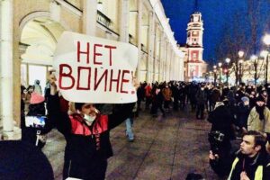 Alexei Navalny Instagram - «Самые важные люди» - дурацкое выражение. Ну как их определить? Все важные, и невозможно взвесить все факторы, определяющие важность людей.

В мирное время.

А сейчас, я думаю, можно сказать, что самые важные люди на планете - те, кто в Москве, Петербурге и других городах выходили и снова пойдут на антивоенные митинги.

Безумного маньяка Путина быстрее всего остановит сейчас народ России, если выступит против войны.

И это тяжелый марафон. Борьба на истощение. Со страхом и арестами. Но это точно не бесполезная борьба. Не символический жест отчаяния.

Посмотрите даже официальную, придворную социологию. Они говорят, 71% за войну, 29% против. Даже если мы поверим в это, получается, что на старте антивоенное движение поддерживает каждый третий. И это до того, как война ударила и по нам  - санкциями и экономической катастрофой. До главного ужаса войны - гробов с сыновьями, возвращающихся к матерям.

Говорю вам как телезритель. Даже официальную цифру потерь армии РФ - 498 человек - по телевизору не назвали НИ РАЗУ.

Картина происходящего, рисуемая путинской пропагандой: погибших почти нет с обеих сторон, украинская армия разбежалась, разрушений почти нет, кое-где засели “банды нацистов”, но их скоро уничтожат. Украинцы встречают русские танки цветами.

Жить такой картине мира - даже в головах самых тупых и упертых - осталось недолго.

Все: от цен в магазинах до рыдающей соседки, чей родственник сгинул ни за что, пытаясь убить невинного, - будет напоминать о том, что идет бессмысленная бойня. Что спятивший дед Путин сейчас разрушит Украину и разорит Россию.

И в этот момент каждый прозревший должен понять: я не один так думаю. Против войны с самого начала было 29%, а сейчас большинство. Мне есть к кому присоединиться. Я тоже выйду на улицу против войны. Я заставлю Путина прекратить ее.

Поэтому мы с вами не имеем права прекратить этот изнурительный марафон. И нужно выходить на антивоенные митинги каждые выходные, даже если кажется, что все либо уехали, либо испугались. Даже если вы один на один, вы - тот, к которому можно присоединиться. Вы основа движения против войны и смерти. Вы - самый важный человек на планете.

13 марта, 14.00, главная площадь вашего города.