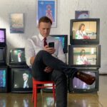 Alexey Navalny Instagram - Хорошо вам. Вы можете, не опасаясь, говорить о домике бобра. Вас никто не тронет за песню из Бременских музыкантов. А меня за это посадят в ШИЗО. Дело в том, что мне запрещены некоторые слова. Не матерные. Но в буквальном смысле их запрещается произносить мне и другим зекам. Ваш очевидный и заинтересованный вопрос: а какие слова? А вот ответ мой вас удивит: а я не знаю какие. Это секретно. Тюремные правила гласят: осуждённым запрещается при общении с другими лицами использовать слова и выражения, принятые в криминальной среде. Мне непонятно, что это за слова и что за криминальная среда. Для меня криминальная среда — Кремль. Когда тюремщики сделали мне замечание за использование слова «крыша», у меня глаза полезли на лоб. Тем не менее официальным письменным ответом (в карусели) меня информировали, что, в частности, слова «крыша» и «хата» мне использовать запрещено. Так что и «наша крыша — небо голубое», и «хатка бобра» — выражения, за которые я подвергнусь наказанию. Я пришел в суд с очевидным иском: нельзя у русского человека отнять слова «крыша» и «хата». На это тюремщики заявили, что у них есть список запрещённых для меня слов. Но они мне его не дадут. ПОТОМУ ЧТО ОН СЕКРЕТНЫЙ. Он настолько секретный, что его и в суд принести нельзя, и вместо него был предоставлен один из самых поразительных юридических документов, что я видел. Листок бумаги, на котором написано: «крыша» — … стр. 50; «хата» — … стр. 95. Существует секретная справка МВД СССР от 1983 года, где указаны секретные значения разных слов, перечень которых секретен. Но слова из этого справочника я обязан не употреблять под угрозой наказания. Стоит ли говорить, что судья с криком: «Конечно, это законно, какие разговоры, нам платят премию за каждое дело, проигранное Навальным!» вынесла решение в пользу тюрьмы? Представьте. Завтра по телевизору объявят: «С понедельника всем запрещается использовать слова, употребляемые чучундриками. Кто такие чучундрики, какие слова они употребляют — секретно, но за нарушение штраф». Бред? Нет, реальность, в которой я живу и вы живёте тоже. Я пошёл в Верховный суд с требованием признать незаконным и отменить само идиотское правило. Будет интересно.