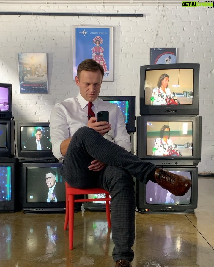 Alexey Navalny Instagram - Хорошо вам. Вы можете, не опасаясь, говорить о домике бобра. Вас никто не тронет за песню из Бременских музыкантов. А меня за это посадят в ШИЗО. Дело в том, что мне запрещены некоторые слова. Не матерные. Но в буквальном смысле их запрещается произносить мне и другим зекам. Ваш очевидный и заинтересованный вопрос: а какие слова? А вот ответ мой вас удивит: а я не знаю какие. Это секретно. Тюремные правила гласят: осуждённым запрещается при общении с другими лицами использовать слова и выражения, принятые в криминальной среде. Мне непонятно, что это за слова и что за криминальная среда. Для меня криминальная среда — Кремль. Когда тюремщики сделали мне замечание за использование слова «крыша», у меня глаза полезли на лоб. Тем не менее официальным письменным ответом (в карусели) меня информировали, что, в частности, слова «крыша» и «хата» мне использовать запрещено. Так что и «наша крыша — небо голубое», и «хатка бобра» — выражения, за которые я подвергнусь наказанию. Я пришел в суд с очевидным иском: нельзя у русского человека отнять слова «крыша» и «хата». На это тюремщики заявили, что у них есть список запрещённых для меня слов. Но они мне его не дадут. ПОТОМУ ЧТО ОН СЕКРЕТНЫЙ. Он настолько секретный, что его и в суд принести нельзя, и вместо него был предоставлен один из самых поразительных юридических документов, что я видел. Листок бумаги, на котором написано: «крыша» — … стр. 50; «хата» — … стр. 95. Существует секретная справка МВД СССР от 1983 года, где указаны секретные значения разных слов, перечень которых секретен. Но слова из этого справочника я обязан не употреблять под угрозой наказания. Стоит ли говорить, что судья с криком: «Конечно, это законно, какие разговоры, нам платят премию за каждое дело, проигранное Навальным!» вынесла решение в пользу тюрьмы? Представьте. Завтра по телевизору объявят: «С понедельника всем запрещается использовать слова, употребляемые чучундриками. Кто такие чучундрики, какие слова они употребляют — секретно, но за нарушение штраф». Бред? Нет, реальность, в которой я живу и вы живёте тоже. Я пошёл в Верховный суд с требованием признать незаконным и отменить само идиотское правило. Будет интересно.