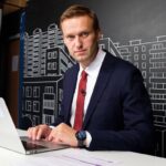 Alexey Navalny Instagram - Сенсационная новость у меня для вас, друзья. Псих заговорил. Это классная история. Короче, несколько месяцев назад по «Русскому Радио» передают: в России изобретён робот-кентавр. Новость эта звучала так дико, что я пришёл в восторг, и когда позже ко мне в камеру ШИЗО пришла делегация ментов выводить меня на работу, я им сказал, что по радио сообщили об изобретении робота-кентавра. Вот пусть он и работает. Ну, понятное дело, все это перетекло в десятиминутный диалог. Менты причитали, что я не выполняю их требования и они за это обрушат на меня всяческие кары, а я им задвигал про робота-кентавра и что по радио врать не будут. Тема с роботом-кентавром бесила ментов страшно, поэтому я пару дней сводил к нему любой разговор и на комиссии по наказанию начальству тоже сообщил, что труд зеков больше никому не нужен, так как в скором времени в народном хозяйстве повсеместно будут внедрять роботов-кентавров. Но потом мне надоело, и я забыл про всё это. Прошло несколько месяцев. В ШИЗО/ПКТ полностью вырубили любое радио, только чтение Конституции, ПВР, классическая музыка и речь Путина по вечерам. Гуляю я на днях в прогулочном дворе. Всё как обычно: четыре шага вперёд — четыре назад. Я учу стих, псих дико орёт в соседнем дворике. Прогулочных двориков много, но его обязательно выводят в соседний со мной, чтобы я не скучал. И вдруг псих прекращает свои завывания и говорит человеческим голосом: — Сосед, сосед! — Чё? — говорю. Он говорит: — Слушай, радио выключили, теперь ни музыки, ни новостей. А помнишь, ты отказался работать, потому что по радио сказали про робота-кентавра? КАК ТЫ ДУМАЕШЬ, МОЖЕТ, ИЗ-ЗА ЭТОГО? Когда-нибудь я составлю рейтинг самых лучших моментов в тюрьме. И этот точно войдёт в топ-5 😉