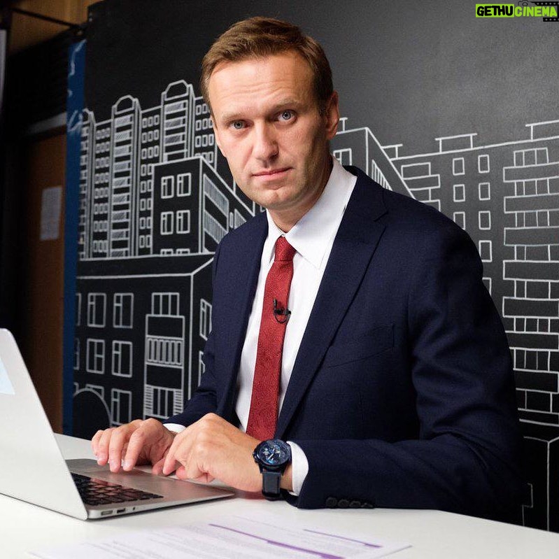 Alexey Navalny Instagram - Сенсационная новость у меня для вас, друзья. Псих заговорил. Это классная история. Короче, несколько месяцев назад по «Русскому Радио» передают: в России изобретён робот-кентавр. Новость эта звучала так дико, что я пришёл в восторг, и когда позже ко мне в камеру ШИЗО пришла делегация ментов выводить меня на работу, я им сказал, что по радио сообщили об изобретении робота-кентавра. Вот пусть он и работает. Ну, понятное дело, все это перетекло в десятиминутный диалог. Менты причитали, что я не выполняю их требования и они за это обрушат на меня всяческие кары, а я им задвигал про робота-кентавра и что по радио врать не будут. Тема с роботом-кентавром бесила ментов страшно, поэтому я пару дней сводил к нему любой разговор и на комиссии по наказанию начальству тоже сообщил, что труд зеков больше никому не нужен, так как в скором времени в народном хозяйстве повсеместно будут внедрять роботов-кентавров. Но потом мне надоело, и я забыл про всё это. Прошло несколько месяцев. В ШИЗО/ПКТ полностью вырубили любое радио, только чтение Конституции, ПВР, классическая музыка и речь Путина по вечерам. Гуляю я на днях в прогулочном дворе. Всё как обычно: четыре шага вперёд — четыре назад. Я учу стих, псих дико орёт в соседнем дворике. Прогулочных двориков много, но его обязательно выводят в соседний со мной, чтобы я не скучал. И вдруг псих прекращает свои завывания и говорит человеческим голосом: — Сосед, сосед! — Чё? — говорю. Он говорит: — Слушай, радио выключили, теперь ни музыки, ни новостей. А помнишь, ты отказался работать, потому что по радио сказали про робота-кентавра? КАК ТЫ ДУМАЕШЬ, МОЖЕТ, ИЗ-ЗА ЭТОГО? Когда-нибудь я составлю рейтинг самых лучших моментов в тюрьме. И этот точно войдёт в топ-5 😉