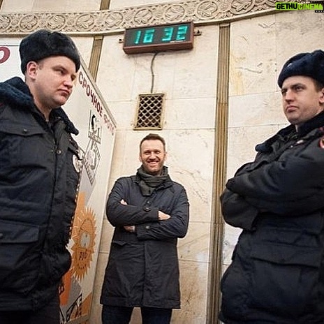 Alexey Navalny Instagram - Доказательством преступного характера деятельности Навального Алексея Анатольевича также является его установленная связь с американским миллиардером Уорреном Баффетом и использование экстремистских лозунгов в адресах Bitcoin-кошельков (смотрите в карусели). Наш потрясающий процесс, полный убедительных доказательств моей вины, а также вины Даниэля Холодного (про него вообще все свидетели, кроме одного, сказали: «Я не знаю, кто это»), подходит к концу. Остались только прения, последнее слово и приговор. Хочу поблагодарить всех свидетелей, пришедших в суд, чтобы выступить на стороне защиты. Ну, кроме Яшина, Кара-Мурзы, Останина и Чанышевой. Чего их благодарить — их никто и не спрашивал, просто вывели из камер на видеоконференцию по запросу суда, и всё. Ха-ха-ха