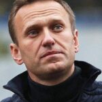 Alexey Navalny Instagram - Юбилей. Ровно 100 дней подряд я каждый вечер слушаю послание Путина от 21.02.2023. Говорю нашему замполиту: ну вы нормальные вообще? Ставьте разного Путина, разве мало речей он говорил? Ответ потряс своей логикой: это ежегодное послание от 23-го года. Значит, его надо слушать весь 23-й год. Выйдет следующее обращение — будем слушать его. Пошли судиться. Спрашиваю в суде: вы на каком основании ставите в моё личное время Путина, а не радио? Это незаконно. — Нормативное регулирование? — У нас есть инструкция по воспитательной работе. — То есть слова Путина — воспитание? — Нет. — Тогда на каком основании включаете? — Инструкция по воспитательной работе. — То есть всё-таки Путин — это воспитание? И реально раз десять по кругу так. Очень удобно, когда у тебя судья, как китайский болванчик, на всё кивает. И на все действия власти ставит штамп «законно».