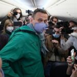 Alexey Navalny Instagram – Ровно три года назад я вернулся в Россию, пройдя лечение после отравления. В аэропорту меня арестовали. И вот три года я сижу. 

И три года отвечаю на один и тот же вопрос.

Зэки задают его просто и прямо.

Сотрудники тюремных администраций осторожно, при выключенных регистраторах. 

«Ты зачем вернулся?»

Отвечая на этот вопрос, я уже даже испытываю легкую досаду двух видов. Первую — на себя, что не мог найти таких слов, чтобы всем стало понятно и перестали спрашивать. Вторую — на российскую политику последних десятилетий, которая настолько привила обществу цинизм и конспирологию, что люди в принципе не верят простым мотивам. Мол, раз вернулся, значит, с кем-то договорился. Просто не сработало. Или пока не сработало. Есть какой-то хитрый план, в котором задействованы башни Кремля. В любом случае, есть какая-то ТАЙНАЯ подоплёка. Ведь всё в политике устроено не так, как кажется.

Но нет никаких тайн и схем. Все на самом деле так просто.

У меня есть моя страна и мои убеждения. И я не хочу отказываться ни от страны, ни от убеждений. И я не могу предать ни первого, ни второго. Если твои убеждения чего-то стоят, ты должен быть готов постоять за них. И если надо, пойти на какие-то жертвы.

А если не готов, то и убеждений у тебя никаких нет. Тебе просто кажется, что они есть. Но это не убеждения и принципы, а так — мысли в голове.

Из этого, конечно, не следует, что все, кто сейчас не сидит по тюрьмам, не имеют убеждений. Каждый платит свою цену. У многих она и без тюрьмы ой какая высокая.

Я участвовал в выборах и претендовал на лидерские позиции. С меня и спрос другой. Я объехал всю страну и везде объявлял со сцены: «Обещаю, что я вас не подведу, и я вас не обману, и я вас не брошу». Вернувшись, я и выполнил обещание своим избирателям. Должны же, в конце концов, появиться в России те, кто им не врет.

Сложилось так, что в России сейчас за своё право иметь и не скрывать свои убеждения я должен заплатить тем, что буду сидеть в одиночной камере. И мне, конечно, не нравится сидеть. Но ни от своих идей, ни от своей родины я не откажусь.

(Продолжение в карусели)