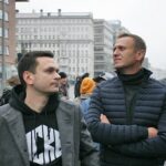 Alexey Navalny Instagram - Интересно складывается жизнь. Если бы мне 22 года назад сказали: “Знаешь, к 2023 году Путин вас всех пересажает и вы будете друг друга поздравлять с днем рождения из тюрьмы”, - я бы удивился. В шоке бы не был, но удивился. Но если бы меня спросили: “Как думаешь, из тех, с кем ты работаешь, кого посадят за то, что он не испугался, не продался и не замолчал?” - я бы сказал: “Яшина”. Он всегда был такой. Илья @ilya_yashin, ты очень хороший и честный человек, но награда твоя за это пока выглядит сомнительно. Но мы знаем, что история любит неожиданные трюки, поэтому будут и другие награды. Поздравляю тебя с днем рождения. Будь здоров и оставайся таким, как есть. Обнимаю тебя, чувак.