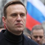 Alexey Navalny Instagram - С 1 июня в моей камере отключили даже радио, других людей я почти не вижу, а когда вижу, говорить им со мной запрещено. Поэтому, когда в «зале суда» адвокаты спросили меня: «Ну как у вас прошло военное положение?» — я подумал, что это какая-то новая шутка или интернет-мем, который ещё до меня не дошёл. А когда минуту спустя мне рассказывали про захват Ростова, сбитые вертолёты и военную колонну, движущуюся в Москву, чтобы «убить тварь Шойгу», а судебные в масках тоже слушали и кивали головой, я все ждал, что кто-то крикнет: «Это программа “Розыгрыш”!» Но никто не крикнул. Вместо этого пришла прокурор, и мы продолжили процесс, в котором меня обвиняют в создании организации для свержения президента Путина насильственным путём. И я слушаю эти обвинения и смотрю на фото блокпоста с гранатомётом в Ясенево. Слушаю и читаю о том, как Путин и остальные бежали из Москвы. Слушаю и смотрю на фото горящей нефтебазы в Воронеже. Слушаю о том, что в ФБК экстремисты, опасные для страны, и читаю о том, что одни войска РФ «занимают рубежи на Оке», чтобы обороняться от других войск РФ. И всё продолжаю ждать, а может, сама прокурор наконец рассмеётся и закричит: «Это розыгрыш, видели бы вы, Навальный, своё лицо!» Но она совершенно серьёзна. Что касается произошедшего, то мне понятно так же мало, как и всем. Но некоторые вещи понятны: 1. Нет большей угрозы для России, чем режим Путина. Это не Запад и не оппозиция сбивали российские вертолёты над Россией. Это не ФБК поставил Россию на порог гражданской войны (и не факт, что мы оттуда ушли). Это сделал Путин персонально. Напоминаю, что он ЛИЧНО помиловал всех этих осуждённых, что ехали убивать Шойгу и кого там ещё они хотели убивать. 2. Режим Путина настолько опасен для страны, что даже его неизбежный распад создаст угрозу гражданской войны. Теперь мы точно понимаем: стая сторонников Путина готова начать войну всех против всех в любой момент. Поэтому нам всем крайне важно помнить, что любой постпутинский транзит должен быть связан со свободными выборами. (Продолжение в карусели)