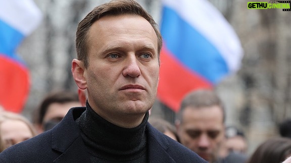 Alexey Navalny Instagram - С 1 июня в моей камере отключили даже радио, других людей я почти не вижу, а когда вижу, говорить им со мной запрещено. Поэтому, когда в «зале суда» адвокаты спросили меня: «Ну как у вас прошло военное положение?» — я подумал, что это какая-то новая шутка или интернет-мем, который ещё до меня не дошёл. А когда минуту спустя мне рассказывали про захват Ростова, сбитые вертолёты и военную колонну, движущуюся в Москву, чтобы «убить тварь Шойгу», а судебные в масках тоже слушали и кивали головой, я все ждал, что кто-то крикнет: «Это программа “Розыгрыш”!» Но никто не крикнул. Вместо этого пришла прокурор, и мы продолжили процесс, в котором меня обвиняют в создании организации для свержения президента Путина насильственным путём. И я слушаю эти обвинения и смотрю на фото блокпоста с гранатомётом в Ясенево. Слушаю и читаю о том, как Путин и остальные бежали из Москвы. Слушаю и смотрю на фото горящей нефтебазы в Воронеже. Слушаю о том, что в ФБК экстремисты, опасные для страны, и читаю о том, что одни войска РФ «занимают рубежи на Оке», чтобы обороняться от других войск РФ. И всё продолжаю ждать, а может, сама прокурор наконец рассмеётся и закричит: «Это розыгрыш, видели бы вы, Навальный, своё лицо!» Но она совершенно серьёзна. Что касается произошедшего, то мне понятно так же мало, как и всем. Но некоторые вещи понятны: 1. Нет большей угрозы для России, чем режим Путина. Это не Запад и не оппозиция сбивали российские вертолёты над Россией. Это не ФБК поставил Россию на порог гражданской войны (и не факт, что мы оттуда ушли). Это сделал Путин персонально. Напоминаю, что он ЛИЧНО помиловал всех этих осуждённых, что ехали убивать Шойгу и кого там ещё они хотели убивать. 2. Режим Путина настолько опасен для страны, что даже его неизбежный распад создаст угрозу гражданской войны. Теперь мы точно понимаем: стая сторонников Путина готова начать войну всех против всех в любой момент. Поэтому нам всем крайне важно помнить, что любой постпутинский транзит должен быть связан со свободными выборами. (Продолжение в карусели)