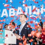 Alexey Navalny Instagram – Сегодня у меня день рождения. И, проснувшись утром, я пошутил сам себе, что в копилку мест, где я встречал день рождения, я добавил ШИЗО. А потом, как люди, достигшие определенного возраста (а мне сегодня 47 — обалдеть), подумал о достижениях за год и планах на следующий. 

Достижения мои невелики, и лучше всех их суммировал на днях психолог нашей колонии. Перед водворением в ШИЗО тебя смотрят медработник (выдержишь ли) и психолог (не повесишься ли). Ну вот психолог после нашей встречи и сказал: мы вас в 16-й раз в ШИЗО сажаем, а настроение у вас гораздо лучше, чем у членов комиссии. Это действительно так, но в день рождения надо быть честным с собой, и я задал себе вопрос: у меня правда хорошее настроение или я таким его делаю? 

Мой ответ: правда. Ну понятно, я хотел бы сейчас не проснуться в этой конуре, а завтракать с семьей, получать поцелуи в щеку от детей, разворачивать подарки и говорить: вау, это именно то, о чем я мечтал. Но жизнь устроена так, что общественный прогресс и лучшее будущее достигаются, только если некоторое количество людей готовы платить за свое право иметь убеждения. Чем больше таких людей, тем меньше плата каждого. И обязательно наступит такой день, когда говорить правду и отстаивать справедливость станет в России чем-то обычным и совсем не опасным. 

Ну а пока этот день не настал, в своей ситуации я вижу не тяжкую ношу, а просто работу. В любой работе есть неприятная часть, верно? Вот и у меня сейчас неприятная часть моей любимой работы. 

Мой план на предыдущий год был в том, чтобы не озвереть, не озлобиться и не потерять непринужденность поведения — с этого начинается поражение. И если у меня что-то получилось, то только благодаря вашей поддержке. 

Как всегда, в свой день рождения я хочу поблагодарить всех людей, которые встретились мне в жизни. Хороших за то, что помогли и помогают. Нехороших за то, что опыт общения с ними научил меня чему-то. Спасибо моей семье за то, что всегда со мной! 

Но самое большое спасибо и самый большой привет хочу сегодня передать всем политзаключенным России, Беларуси и других стран. Большинству из них гораздо тяжелее, чем мне. Я думаю о них постоянно. Их стойкость вдохновляет меня каждый день.