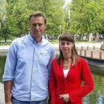Alexey Navalny Instagram – Любого из нас уже сложно шокировать в 2024 году несправедливостью и жестокостью приговора.

А я вот когда узнал о приговоре депутату Думы города Томска Ксении Фадеевой @ksushafadeeva, был прям в шоке. 9 лет лишения свободы. Я пару минут тупо молчал и смотрел в одну точку.

Обвинение Фадеевой было настолько безумно и абсурдно, что казалось, что сами власти стесняются его. И у Ксюши почти до самого приговора мера пресечения была ограничение свободы, а не арест в СИЗО. Все ожидали приговора, насколько это возможно, мягкого. 

Ну в самом деле, что может быть более легального, правильного и понятного, чем пойти на выборы и стать депутатом своего города? 

Как это может быть экстремизмом?

Но в глазах Путина и «Единой России» Ксения Фадеева совершила самое страшное – она победила их на выборах. Люди выбрали её, а не богатого единоросса. Она стала отличным депутатом. Все в городе её знают и любят.

Из-за этой любви она и не уехала после возбуждения дела, хотя и предлагали, и просили. Сказала: «Да как я уеду, меня же только выбрали, а как же мои избиратели? Я люблю Томск, я здесь живу, тут моя семья, я ничего плохого не делала и никуда не поеду».

Сами понимаете, насколько власть наша, лишенная настоящей любви и поддержки, ненавидит тех, у кого эта любовь есть. Вот и мера этой ненависти – 9 лет за выдуманную экстремистскую деятельность. Больше, чем в среднем дают за убийство.

Еще знаете что: книгу читал о революционном движении 70-80 годов 19 века, «Перепись народников». Там цитируется переписка двух видных деятелей движения – Стефановича и Дейча. В ней есть фраза, так поразившая меня своей актуальностью спустя полтора века, что я записал её себе: «Первенство в устойчивости и неизменности революционного настроения в России остается за женщинами, всегда было за ними и всегда будет».

Все так. Посмотрите на женщин, обвиняемых в нынешних политических процессах. Это всё великие люди.

Замечательной Ксюше Фадеевой желаю стойкости и благополучно пройти и это испытание.

Её семье шлю лучи поддержки.

Ну а для нас всех в этой ужасной несправедливости есть и маленький светлый момент. 

(Продолжение поста в карусели)