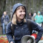 Alexey Navalny Instagram – Любого из нас уже сложно шокировать в 2024 году несправедливостью и жестокостью приговора.

А я вот когда узнал о приговоре депутату Думы города Томска Ксении Фадеевой @ksushafadeeva, был прям в шоке. 9 лет лишения свободы. Я пару минут тупо молчал и смотрел в одну точку.

Обвинение Фадеевой было настолько безумно и абсурдно, что казалось, что сами власти стесняются его. И у Ксюши почти до самого приговора мера пресечения была ограничение свободы, а не арест в СИЗО. Все ожидали приговора, насколько это возможно, мягкого. 

Ну в самом деле, что может быть более легального, правильного и понятного, чем пойти на выборы и стать депутатом своего города? 

Как это может быть экстремизмом?

Но в глазах Путина и «Единой России» Ксения Фадеева совершила самое страшное – она победила их на выборах. Люди выбрали её, а не богатого единоросса. Она стала отличным депутатом. Все в городе её знают и любят.

Из-за этой любви она и не уехала после возбуждения дела, хотя и предлагали, и просили. Сказала: «Да как я уеду, меня же только выбрали, а как же мои избиратели? Я люблю Томск, я здесь живу, тут моя семья, я ничего плохого не делала и никуда не поеду».

Сами понимаете, насколько власть наша, лишенная настоящей любви и поддержки, ненавидит тех, у кого эта любовь есть. Вот и мера этой ненависти – 9 лет за выдуманную экстремистскую деятельность. Больше, чем в среднем дают за убийство.

Еще знаете что: книгу читал о революционном движении 70-80 годов 19 века, «Перепись народников». Там цитируется переписка двух видных деятелей движения – Стефановича и Дейча. В ней есть фраза, так поразившая меня своей актуальностью спустя полтора века, что я записал её себе: «Первенство в устойчивости и неизменности революционного настроения в России остается за женщинами, всегда было за ними и всегда будет».

Все так. Посмотрите на женщин, обвиняемых в нынешних политических процессах. Это всё великие люди.

Замечательной Ксюше Фадеевой желаю стойкости и благополучно пройти и это испытание.

Её семье шлю лучи поддержки.

Ну а для нас всех в этой ужасной несправедливости есть и маленький светлый момент. 

(Продолжение поста в карусели)