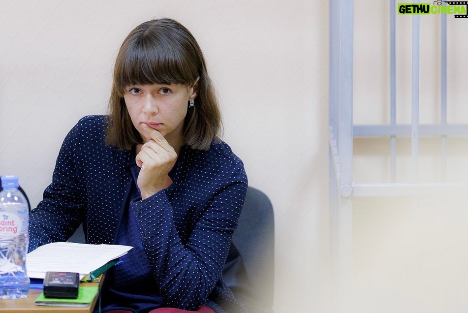 Alexey Navalny Instagram - Любого из нас уже сложно шокировать в 2024 году несправедливостью и жестокостью приговора. А я вот когда узнал о приговоре депутату Думы города Томска Ксении Фадеевой @ksushafadeeva, был прям в шоке. 9 лет лишения свободы. Я пару минут тупо молчал и смотрел в одну точку. Обвинение Фадеевой было настолько безумно и абсурдно, что казалось, что сами власти стесняются его. И у Ксюши почти до самого приговора мера пресечения была ограничение свободы, а не арест в СИЗО. Все ожидали приговора, насколько это возможно, мягкого. Ну в самом деле, что может быть более легального, правильного и понятного, чем пойти на выборы и стать депутатом своего города? Как это может быть экстремизмом? Но в глазах Путина и «Единой России» Ксения Фадеева совершила самое страшное – она победила их на выборах. Люди выбрали её, а не богатого единоросса. Она стала отличным депутатом. Все в городе её знают и любят. Из-за этой любви она и не уехала после возбуждения дела, хотя и предлагали, и просили. Сказала: «Да как я уеду, меня же только выбрали, а как же мои избиратели? Я люблю Томск, я здесь живу, тут моя семья, я ничего плохого не делала и никуда не поеду». Сами понимаете, насколько власть наша, лишенная настоящей любви и поддержки, ненавидит тех, у кого эта любовь есть. Вот и мера этой ненависти – 9 лет за выдуманную экстремистскую деятельность. Больше, чем в среднем дают за убийство. Еще знаете что: книгу читал о революционном движении 70-80 годов 19 века, «Перепись народников». Там цитируется переписка двух видных деятелей движения – Стефановича и Дейча. В ней есть фраза, так поразившая меня своей актуальностью спустя полтора века, что я записал её себе: «Первенство в устойчивости и неизменности революционного настроения в России остается за женщинами, всегда было за ними и всегда будет». Все так. Посмотрите на женщин, обвиняемых в нынешних политических процессах. Это всё великие люди. Замечательной Ксюше Фадеевой желаю стойкости и благополучно пройти и это испытание. Её семье шлю лучи поддержки. Ну а для нас всех в этой ужасной несправедливости есть и маленький светлый момент. (Продолжение поста в карусели)