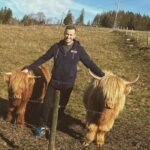 Alexey Navalny Instagram - Мысль о том, что Путин удовлетворен тем, что упек меня в барак на Крайнем Севере, и теперь меня перестанут мурыжить в ШИЗО, была не только малодушной, но и наивной. Только я вышел из карантина, как “осужденный Навальный отказался представиться по форме, на воспитательную работу не реагирует, должных выводов для себя не делает”. 7 суток ШИЗО. Красивая деталь: в штрафном изоляторе немного другой распорядок дня. В обычном прогулка после обеда, и хоть сейчас полярная ночь, все равно после обеда на несколько градусов теплее. А в ШИЗО прогулки в 6:30 утра. Но я уже пообещал себе, что буду стараться выходить на прогулку в любую погоду. Мой прогулочный двор можно увидеть на втором фото в карусели. 11 шагов от стены и 3 до стены — особо не разгуляешься, но хоть какое-то движение, поэтому выхожу. Холоднее -32°C пока не было. Но даже и при такой температуре больше получаса можно гулять, только если успевать отращивать новый нос, уши и пальцы. Мало что так бодрит, как прогулка на Ямале в 6:30 утра. А уж какой прекрасный свежий ветерок задувает во двор, несмотря на бетонный забор, прямо ух! Сегодня вот гулял, мерз и думал о Леонардо ди Каприо и трюке его героя с мертвой лошадью в фильме “Выживший”. Не думаю, что здесь бы это сработало. Мертвая лошадь здесь бы промерзла минут за 15. Тут нужен слон, горячий слон, жареный. Если разрезать брюхо свежеразогретому слону и залезть в него, то какое-то время можно погреться. Но где я на Ямале возьму горячего жареного слона, да еще и в 6:30 утра? Придется мерзнуть 😉