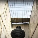 Alexey Navalny Instagram – Мысль о том, что Путин удовлетворен тем, что упек меня в барак на Крайнем Севере, и теперь меня перестанут мурыжить в ШИЗО, была не только малодушной, но и наивной. 

Только я вышел из карантина, как “осужденный Навальный отказался представиться по форме, на воспитательную работу не реагирует, должных выводов для себя не делает”. 7 суток ШИЗО. 

Красивая деталь: в штрафном изоляторе немного другой распорядок дня. В обычном прогулка после обеда, и хоть сейчас полярная ночь, все равно после обеда на несколько градусов теплее. А в ШИЗО прогулки в 6:30 утра. Но я уже пообещал себе, что буду стараться выходить на прогулку в любую погоду. 

Мой прогулочный двор можно увидеть на втором фото в карусели. 11 шагов от стены и 3 до стены — особо не разгуляешься, но хоть какое-то движение, поэтому выхожу. 

Холоднее -32°C пока не было. Но даже и при такой температуре больше получаса можно гулять, только если успевать отращивать новый нос, уши и пальцы. 

Мало что так бодрит, как прогулка на Ямале в 6:30 утра. А уж какой прекрасный свежий ветерок задувает во двор, несмотря на бетонный забор, прямо ух! 

Сегодня вот гулял, мерз и думал о Леонардо ди Каприо и трюке его героя с мертвой лошадью в фильме “Выживший”. Не думаю, что здесь бы это сработало. Мертвая лошадь здесь бы промерзла минут за 15. 

Тут нужен слон, горячий слон, жареный. Если разрезать брюхо свежеразогретому слону и залезть в него, то какое-то время можно погреться. Но где я на Ямале возьму горячего жареного слона, да еще и в 6:30 утра? Придется мерзнуть 😉