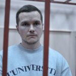 Alexey Navalny Instagram - Так проявляются трясущиеся коленки трухлявой путинской системы. Она хоть и пытается выглядеть надежной и твердой, как скала, всем (и ей самой, прежде всего) ясно: основы — достаточной поддержки граждан — у нее нет. Отсюда и эти истерические аресты. В пятницу от журналистов на суде узнал, что у моих адвокатов идут обыски. В понедельник от журналистов на суде узнал, что арестован мой защитник Вадим Кобзев и двое защитников, с которыми я работал последний раз больше года назад, — Алексей Липцер и Игорь Сергунин. У моих адвокатов Ольги Михайловой и Александра Федулова, как сообщил мне уже суд, “выключены телефоны”. Я хочу сказать, что горжусь своей командой защиты. Всеми, кто в нее входил и входит. Это отличные профессионалы. Они делали свою работу, представляя интересы своего клиента в соответствии с законом и лучшими стандартами адвокатской этики. Они в пух и прах разносили любое очередное сфабрикованное обвинение против меня. Они вели огромную работу по обжалованию моих тюремных условий — за год около трехсот судебных заседаний. Обвинить их в том, что они передают “экстремистские сообщения” просто нелепо. Уже очень давно все их записи фотографируются на входе и выходе. Любые документы от меня к ним и обратно цензурируются по три дня. Комната для встреч с адвокатами оборудована видео- и звукозаписью. Преследование моих защитников демонстративно незаконно и имеет две цели: 1) наказать их за отличную работу; 2) запугать общество и прежде всего адвокатов, которые осмеливаются защищать политических заключенных. Я хочу выразить признательность и поддержку Вадиму, Алексею, Игорю, Ольге и Александру. Хочу поддержать и пожелать стойкости их семьям: ваши родные — настоящие герои и гордость своей профессии. Я призываю адвокатское сообщество, частью которого когда-то был и я, не молчать и выступить единым фронтом в защиту своих коллег. Вы же отлично видите, что их преследуют за помощь клиенту, уничтожая в их лице остатки права на защиту. Что же касается того, что власть называет моей “экстремистской деятельностью”. Знаете, мне для нее не нужны ни секреты, ни шифры, ни гонцы с сообщениями. (Продолжение в карусели)