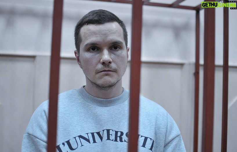 Alexey Navalny Instagram - Так проявляются трясущиеся коленки трухлявой путинской системы. Она хоть и пытается выглядеть надежной и твердой, как скала, всем (и ей самой, прежде всего) ясно: основы — достаточной поддержки граждан — у нее нет. Отсюда и эти истерические аресты. В пятницу от журналистов на суде узнал, что у моих адвокатов идут обыски. В понедельник от журналистов на суде узнал, что арестован мой защитник Вадим Кобзев и двое защитников, с которыми я работал последний раз больше года назад, — Алексей Липцер и Игорь Сергунин. У моих адвокатов Ольги Михайловой и Александра Федулова, как сообщил мне уже суд, “выключены телефоны”. Я хочу сказать, что горжусь своей командой защиты. Всеми, кто в нее входил и входит. Это отличные профессионалы. Они делали свою работу, представляя интересы своего клиента в соответствии с законом и лучшими стандартами адвокатской этики. Они в пух и прах разносили любое очередное сфабрикованное обвинение против меня. Они вели огромную работу по обжалованию моих тюремных условий — за год около трехсот судебных заседаний. Обвинить их в том, что они передают “экстремистские сообщения” просто нелепо. Уже очень давно все их записи фотографируются на входе и выходе. Любые документы от меня к ним и обратно цензурируются по три дня. Комната для встреч с адвокатами оборудована видео- и звукозаписью. Преследование моих защитников демонстративно незаконно и имеет две цели: 1) наказать их за отличную работу; 2) запугать общество и прежде всего адвокатов, которые осмеливаются защищать политических заключенных. Я хочу выразить признательность и поддержку Вадиму, Алексею, Игорю, Ольге и Александру. Хочу поддержать и пожелать стойкости их семьям: ваши родные — настоящие герои и гордость своей профессии. Я призываю адвокатское сообщество, частью которого когда-то был и я, не молчать и выступить единым фронтом в защиту своих коллег. Вы же отлично видите, что их преследуют за помощь клиенту, уничтожая в их лице остатки права на защиту. Что же касается того, что власть называет моей “экстремистской деятельностью”. Знаете, мне для нее не нужны ни секреты, ни шифры, ни гонцы с сообщениями. (Продолжение в карусели)