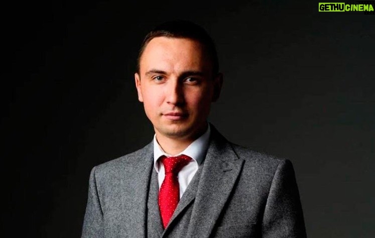 Alexey Navalny Instagram - Так проявляются трясущиеся коленки трухлявой путинской системы. Она хоть и пытается выглядеть надежной и твердой, как скала, всем (и ей самой, прежде всего) ясно: основы — достаточной поддержки граждан — у нее нет. Отсюда и эти истерические аресты. В пятницу от журналистов на суде узнал, что у моих адвокатов идут обыски. В понедельник от журналистов на суде узнал, что арестован мой защитник Вадим Кобзев и двое защитников, с которыми я работал последний раз больше года назад, — Алексей Липцер и Игорь Сергунин. У моих адвокатов Ольги Михайловой и Александра Федулова, как сообщил мне уже суд, “выключены телефоны”. Я хочу сказать, что горжусь своей командой защиты. Всеми, кто в нее входил и входит. Это отличные профессионалы. Они делали свою работу, представляя интересы своего клиента в соответствии с законом и лучшими стандартами адвокатской этики. Они в пух и прах разносили любое очередное сфабрикованное обвинение против меня. Они вели огромную работу по обжалованию моих тюремных условий — за год около трехсот судебных заседаний. Обвинить их в том, что они передают “экстремистские сообщения” просто нелепо. Уже очень давно все их записи фотографируются на входе и выходе. Любые документы от меня к ним и обратно цензурируются по три дня. Комната для встреч с адвокатами оборудована видео- и звукозаписью. Преследование моих защитников демонстративно незаконно и имеет две цели: 1) наказать их за отличную работу; 2) запугать общество и прежде всего адвокатов, которые осмеливаются защищать политических заключенных. Я хочу выразить признательность и поддержку Вадиму, Алексею, Игорю, Ольге и Александру. Хочу поддержать и пожелать стойкости их семьям: ваши родные — настоящие герои и гордость своей профессии. Я призываю адвокатское сообщество, частью которого когда-то был и я, не молчать и выступить единым фронтом в защиту своих коллег. Вы же отлично видите, что их преследуют за помощь клиенту, уничтожая в их лице остатки права на защиту. Что же касается того, что власть называет моей “экстремистской деятельностью”. Знаете, мне для нее не нужны ни секреты, ни шифры, ни гонцы с сообщениями. (Продолжение в карусели)