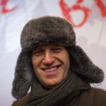 Alexey Navalny Instagram - Я ваш новый Дед Мороз. Ну а что? У меня есть тулуп, шапка-ушанка, скоро мне дадут валенки, за 20 дней этапа у меня отросла борода. Оленей, правда, нет, но есть огромные пушистые очень красивые овчарки. А главное, живу я теперь за полярным кругом. В поселке Харп на Ямале. Ближайший город носит красивое название Лабытнанги. Я не говорю: “Хо-хо-хо”, но зато говорю: “Ох-ох-ох”, когда смотрю за окно, где сначала ночь, потом вечер, потом снова ночь. 20 дней этапа были довольно утомительными, но настроение у меня все равно отличное, как и полагается Деду Морозу. Привезли меня в субботу вечером. А везли с такими предосторожностями и по такому странному маршруту (Владимир - Москва - Челябинск - Екатеринбург - Киров - Воркута - Харп), что я и не рассчитывал, что меня кто-то здесь найдет до середины января. Поэтому очень удивился, когда вчера двери камеры открыли со словами: “К вам адвокат”. Рассказал, что вы меня потеряли, а некоторые даже переживали. Спасибо вам большое за поддержку! Рассказами о полярной экзотике я вас пока развлечь не могу, потому что ничего, кроме камеры, и не видел. А за окном камеры видно только забор, стоящий вплотную. Ну и еще на прогулку выходил. Прогулочный двор — соседняя камера, чуть больше по размеру, на полу которой лежит снег. Ну и конвой видел, не такой, как в центральной России, а как в кино — с автоматами, в теплых рукавицах и войлочных сапогах. С теми самыми красивыми пушистыми овчарками. В общем, за меня не переживайте. У меня все хорошо. Я ужасно рад, что наконец-то доехал. Еще раз всем спасибо за поддержку. С наступающими праздниками! Раз я Дед Мороз, то вас, наверное, интересует вопрос подарков. Но я ведь все-таки Дед Мороз особого режима, поэтому подарки получат только те, кто вел себя очень плохо 😉