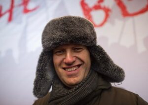 Alexei Navalny Instagram - Я ваш новый Дед Мороз.

Ну а что? У меня есть тулуп, шапка-ушанка, скоро мне дадут валенки, за 20 дней этапа у меня отросла борода. Оленей, правда, нет, но есть огромные пушистые очень красивые овчарки.

А главное, живу я теперь за полярным кругом. В поселке Харп на Ямале. Ближайший город носит красивое название Лабытнанги.

Я не говорю: “Хо-хо-хо”, но зато говорю: “Ох-ох-ох”, когда смотрю за окно, где сначала ночь, потом вечер, потом снова ночь. 

20 дней этапа были довольно утомительными, но настроение у меня все равно отличное, как и полагается Деду Морозу.

Привезли меня в субботу вечером. А везли с такими предосторожностями и по такому странному маршруту (Владимир - Москва - Челябинск - Екатеринбург - Киров - Воркута - Харп), что я и не рассчитывал, что меня кто-то здесь найдет до середины января.

Поэтому очень удивился, когда вчера двери камеры открыли со словами: “К вам адвокат”. Рассказал, что вы меня потеряли, а некоторые даже переживали. Спасибо вам большое за поддержку!

Рассказами о полярной экзотике я вас пока развлечь не могу, потому что ничего, кроме камеры, и не видел. А за окном камеры видно только забор, стоящий вплотную.

Ну и еще на прогулку выходил. Прогулочный двор — соседняя камера, чуть больше по размеру, на полу которой лежит снег. Ну и конвой видел, не такой, как в центральной России, а как в кино — с автоматами, в теплых рукавицах и войлочных сапогах. С теми самыми красивыми пушистыми овчарками.

В общем, за меня не переживайте. У меня все хорошо. Я ужасно рад, что наконец-то доехал. 

Еще раз всем спасибо за поддержку. С наступающими праздниками!

Раз я Дед Мороз, то вас, наверное, интересует вопрос подарков. Но я ведь все-таки Дед Мороз особого режима, поэтому подарки получат только те, кто вел себя очень плохо 😉