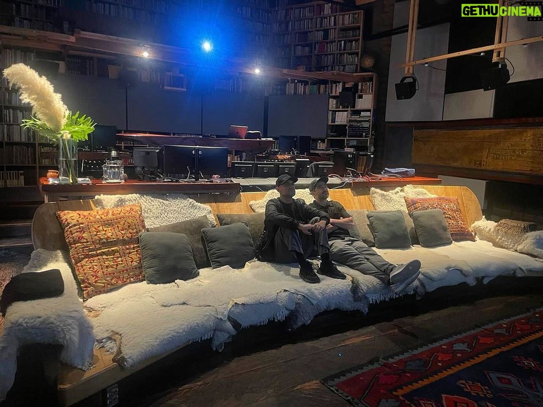 Alfonso Herrera Instagram - Con mi querido @vandecouterja viendo Tesis sobre una domesticación. ¡Quedó Increíble!