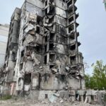 Alfonso Herrera Instagram - La casa de una señora de mas de 80 años recibió el impacto de un misil que hizo que todo volara en pedazos… A pesar de perder todas sus pertenencias y el patrimonio de toda una vida, está señora se sentía afortunada de seguir con vida y sin dudarlo, con firmeza y determinación nos contestó. “Voy a rehacer mi vida, no importa cuanto me tarde voy a salir adelante” La resiliencia y fortaleza del pueblo Ucraniano da perspectiva hacia lo verdaderamente valioso en nuestro entorno. Kiev Oblast, Borodyanka