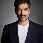 Alfonso Herrera Instagram - Tuve la posibilidad de conocer gente maravillosa en 🇦🇷 y al mismo tiempo tener una de las sesiones de fotos más imprevistas, divertidas, fugaces y calurosas. El suéter de lana no perdonó @delfina_tulli pero nunca nos quitó el buen humor. Gracias @simonamrivero por hacerlo posible y a todo el equipo de @lofficielarg por este recuerdo porteño que quedará como un álbum chiquito. Fotografías: @german.romani Realización: @laramartinsen Maquillaje y peinado: @joaquinvegacaro Posproducción: @reto.studio Entrevista: @celenasimbera. Buenos Aires, Argentina