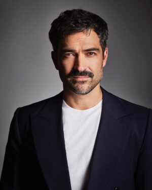 Alfonso Herrera Instagram - Tuve la posibilidad de conocer gente maravillosa en 🇦🇷 y al mismo tiempo tener una de las sesiones de fotos más imprevistas, divertidas, fugaces y calurosas.
El suéter de lana no perdonó @delfina_tulli pero nunca nos quitó el buen humor.
Gracias @simonamrivero por hacerlo posible y a todo el equipo de @lofficielarg por este recuerdo porteño que quedará como un álbum chiquito.

Fotografías: @german.romani Realización: @laramartinsen Maquillaje y peinado: @joaquinvegacaro Posproducción: @reto.studio  Entrevista: @celenasimbera.