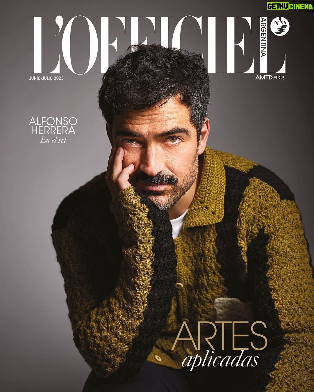 Alfonso Herrera Instagram - #LlegóLOfficiel. El actor mexicano @ponchohd en nuestra edición junio - julio. “Todas las respuestas están en el texto, la cuestión es cuánto escarbas el texto. Si sigues buscando, sigue apareciendo. Leo, releo y, en esos procesos, vas desmenuzando. Además, hay diferentes lecturas. La primera es entender el guión: me gusta o no. Si lo acepto, cuáles son mis impresiones; empiezas a escribir ideas y anotaciones y así. Ese es mi método de trabajo” Fotografías: @german.romani. Estilismo: @delfina_tulli. Realización: @laramartinsen. Maquillaje y peinado: @joaquinvegacaro. Posproducción: @reto.studio. Entrevista: @celenasimbera. L'Officiel Argentina presente en todas las plataformas. Tu revista favorita en una experiencia integral. Próximamente en kioscos y, en su versión digital, a través de la plataforma Zinio. Además todas las últimas noticias en lofficiel.com.ar. ¡Estamos en línea con vos! #LlegóLOfficiel #PonchoHerrera