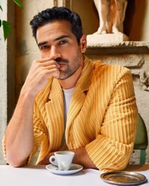 Alfonso Herrera Instagram - Recuerdo de Milán Total look @zegnaofficial 

@yosoymatu @eduardo.citronne @alevelasco @denisse_fc @gonsanchez @icunacury05 @iqagencia_rp @ddanym 
@gqmexico