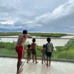 Alfonso Herrera Instagram - 👶🏻🧑🏻‍🦱🧑🏻‍🦱👧🏻 Último estirón de vacaciones… Y cocodrilos 🐊