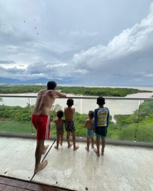 Alfonso Herrera Instagram - 👶🏻🧑🏻‍🦱🧑🏻‍🦱👧🏻
Último estirón de vacaciones…
Y cocodrilos 🐊