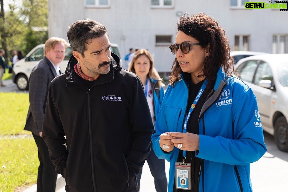 Alfonso Herrera Instagram - Fuimos testigos de la resiliencia y la fortaleza del pueblo Ucraniano que está siendo afectado por la guerra. Aunque se enfrentan a desafíos extremos, muchos y muchas encuentran formas de reconstruir sus vidas y mantener la esperanza viva. Gracias a todas estas personas que nos compartieron sus historias las cuales son tremendamente inspiradoras. Gracias a las oficinas de El Alto Comisionado de las Naciones Unidas para los Refugiados de Ucrania, Polonia y Eslovaquia por gestionar, acomodar y crear una logística para este viaje. La ayuda es urgente #Dona #YoEstoyConLosRefugiados Las personas refugiadas necesitan paz.