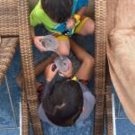 Alfonso Herrera Instagram - La fama de Dani y Nico como piratas valientes y audaces se extendió por el caribe, y muchos buscaban unirse a su tripulación con la esperanza de encontrar ese lugar mágico. Pero ellos sabían que aquel lugar era especial y no podía ser revelado a cualquiera. Solo aquellos que demostraran su lealtad y valentía podrían ser parte de su búsqueda. Pasaron los años y estos hermanos se convirtieron en leyendas vivientes. Su tripulación se había convertido en una familia unida, compartiendo la misma pasión por la aventura y el deseo de encontrar aquel lugar. Finalmente, después de muchas batallas ganadas y tesoros acumulados, decidieron que era el momento de cumplir su promesa y regresar al lugar que tanto añoraban. Con su tripulación a su lado, navegaron hacia aquel paraíso que solo ellos conocían. Al llegar, el aire estaba impregnado del aroma de las flores exóticas, el sonido de las aves y las olas del mar llenaban el ambiente. Dani y Nico bajaron de sus barcos y se adentraron en el lugar que habían dejado tanto tiempo atrás. Allí encontraron sus tesoros enterrados en la arena, tal como los habían dejado. Jugaron y se relajaron como lo habían hecho en el pasado, disfrutando de la compañía de su tripulación. Era como si el tiempo se hubiera detenido y el mundo exterior no existiera. En ese momento, los dos hermanos se prometieron a sí mismos y a su tripulación que siempre regresarían a aquel lugar mágico. Era su refugio, su santuario, donde podían ser ellos mismos sin preocupaciones. Y así, se convirtieron en los guardianes de aquel lugar, asegurándose de que siempre estuviera protegido y preservado para las generaciones futuras. Su promesa como hermanos y colegas de profesión se hizo realidad, y aquel lugar se convirtió en su hogar eterno en medio del vasto océano. Y así, la historia de estos dos piratas que encontraron un lugar mágico, se convirtió en una leyenda que se contaba de generación en generación. Un recordatorio de que, incluso en medio de la vida de un pirata, siempre hay espacios de paz y felicidad. Hotel Xcaret México