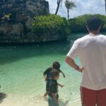 Alfonso Herrera Instagram - La fama de Dani y Nico como piratas valientes y audaces se extendió por el caribe, y muchos buscaban unirse a su tripulación con la esperanza de encontrar ese lugar mágico. Pero ellos sabían que aquel lugar era especial y no podía ser revelado a cualquiera. Solo aquellos que demostraran su lealtad y valentía podrían ser parte de su búsqueda. Pasaron los años y estos hermanos se convirtieron en leyendas vivientes. Su tripulación se había convertido en una familia unida, compartiendo la misma pasión por la aventura y el deseo de encontrar aquel lugar. Finalmente, después de muchas batallas ganadas y tesoros acumulados, decidieron que era el momento de cumplir su promesa y regresar al lugar que tanto añoraban. Con su tripulación a su lado, navegaron hacia aquel paraíso que solo ellos conocían. Al llegar, el aire estaba impregnado del aroma de las flores exóticas, el sonido de las aves y las olas del mar llenaban el ambiente. Dani y Nico bajaron de sus barcos y se adentraron en el lugar que habían dejado tanto tiempo atrás. Allí encontraron sus tesoros enterrados en la arena, tal como los habían dejado. Jugaron y se relajaron como lo habían hecho en el pasado, disfrutando de la compañía de su tripulación. Era como si el tiempo se hubiera detenido y el mundo exterior no existiera. En ese momento, los dos hermanos se prometieron a sí mismos y a su tripulación que siempre regresarían a aquel lugar mágico. Era su refugio, su santuario, donde podían ser ellos mismos sin preocupaciones. Y así, se convirtieron en los guardianes de aquel lugar, asegurándose de que siempre estuviera protegido y preservado para las generaciones futuras. Su promesa como hermanos y colegas de profesión se hizo realidad, y aquel lugar se convirtió en su hogar eterno en medio del vasto océano. Y así, la historia de estos dos piratas que encontraron un lugar mágico, se convirtió en una leyenda que se contaba de generación en generación. Un recordatorio de que, incluso en medio de la vida de un pirata, siempre hay espacios de paz y felicidad. Hotel Xcaret México