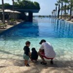 Alfonso Herrera Instagram - La fama de Dani y Nico como piratas valientes y audaces se extendió por el caribe, y muchos buscaban unirse a su tripulación con la esperanza de encontrar ese lugar mágico. Pero ellos sabían que aquel lugar era especial y no podía ser revelado a cualquiera. Solo aquellos que demostraran su lealtad y valentía podrían ser parte de su búsqueda. Pasaron los años y estos hermanos se convirtieron en leyendas vivientes. Su tripulación se había convertido en una familia unida, compartiendo la misma pasión por la aventura y el deseo de encontrar aquel lugar. Finalmente, después de muchas batallas ganadas y tesoros acumulados, decidieron que era el momento de cumplir su promesa y regresar al lugar que tanto añoraban. Con su tripulación a su lado, navegaron hacia aquel paraíso que solo ellos conocían. Al llegar, el aire estaba impregnado del aroma de las flores exóticas, el sonido de las aves y las olas del mar llenaban el ambiente. Dani y Nico bajaron de sus barcos y se adentraron en el lugar que habían dejado tanto tiempo atrás. Allí encontraron sus tesoros enterrados en la arena, tal como los habían dejado. Jugaron y se relajaron como lo habían hecho en el pasado, disfrutando de la compañía de su tripulación. Era como si el tiempo se hubiera detenido y el mundo exterior no existiera. En ese momento, los dos hermanos se prometieron a sí mismos y a su tripulación que siempre regresarían a aquel lugar mágico. Era su refugio, su santuario, donde podían ser ellos mismos sin preocupaciones. Y así, se convirtieron en los guardianes de aquel lugar, asegurándose de que siempre estuviera protegido y preservado para las generaciones futuras. Su promesa como hermanos y colegas de profesión se hizo realidad, y aquel lugar se convirtió en su hogar eterno en medio del vasto océano. Y así, la historia de estos dos piratas que encontraron un lugar mágico, se convirtió en una leyenda que se contaba de generación en generación. Un recordatorio de que, incluso en medio de la vida de un pirata, siempre hay espacios de paz y felicidad. Hotel Xcaret México