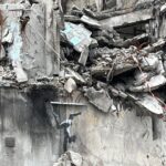 Alfonso Herrera Instagram - La casa de una señora de mas de 80 años recibió el impacto de un misil que hizo que todo volara en pedazos… A pesar de perder todas sus pertenencias y el patrimonio de toda una vida, está señora se sentía afortunada de seguir con vida y sin dudarlo, con firmeza y determinación nos contestó. “Voy a rehacer mi vida, no importa cuanto me tarde voy a salir adelante” La resiliencia y fortaleza del pueblo Ucraniano da perspectiva hacia lo verdaderamente valioso en nuestro entorno. Kiev Oblast, Borodyanka