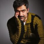 Alfonso Herrera Instagram - Tuve la posibilidad de conocer gente maravillosa en 🇦🇷 y al mismo tiempo tener una de las sesiones de fotos más imprevistas, divertidas, fugaces y calurosas. El suéter de lana no perdonó @delfina_tulli pero nunca nos quitó el buen humor. Gracias @simonamrivero por hacerlo posible y a todo el equipo de @lofficielarg por este recuerdo porteño que quedará como un álbum chiquito. Fotografías: @german.romani Realización: @laramartinsen Maquillaje y peinado: @joaquinvegacaro Posproducción: @reto.studio Entrevista: @celenasimbera. Buenos Aires, Argentina