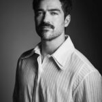 Alfonso Herrera Instagram - Tuve la posibilidad de conocer gente maravillosa en 🇦🇷 y al mismo tiempo tener una de las sesiones de fotos más imprevistas, divertidas, fugaces y calurosas. El suéter de lana no perdonó @delfina_tulli pero nunca nos quitó el buen humor. Gracias @simonamrivero por hacerlo posible y a todo el equipo de @lofficielarg por este recuerdo porteño que quedará como un álbum chiquito. Fotografías: @german.romani Realización: @laramartinsen Maquillaje y peinado: @joaquinvegacaro Posproducción: @reto.studio Entrevista: @celenasimbera. Buenos Aires, Argentina
