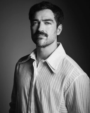 Alfonso Herrera Instagram - Tuve la posibilidad de conocer gente maravillosa en 🇦🇷 y al mismo tiempo tener una de las sesiones de fotos más imprevistas, divertidas, fugaces y calurosas.
El suéter de lana no perdonó @delfina_tulli pero nunca nos quitó el buen humor.
Gracias @simonamrivero por hacerlo posible y a todo el equipo de @lofficielarg por este recuerdo porteño que quedará como un álbum chiquito.

Fotografías: @german.romani Realización: @laramartinsen Maquillaje y peinado: @joaquinvegacaro Posproducción: @reto.studio  Entrevista: @celenasimbera.