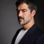 Alfonso Herrera Instagram - Tuve la posibilidad de conocer gente maravillosa en 🇦🇷 y al mismo tiempo tener una de las sesiones de fotos más imprevistas, divertidas, fugaces y calurosas. El suéter de lana no perdonó @delfina_tulli pero nunca nos quitó el buen humor. Gracias @simonamrivero por hacerlo posible y a todo el equipo de @lofficielarg por este recuerdo porteño que quedará como un álbum chiquito. Fotografías: @german.romani Realización: @laramartinsen Maquillaje y peinado: @joaquinvegacaro Posproducción: @reto.studio Entrevista: @celenasimbera. Buenos Aires, Argentina