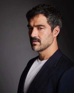 Alfonso Herrera Instagram - Tuve la posibilidad de conocer gente maravillosa en 🇦🇷 y al mismo tiempo tener una de las sesiones de fotos más imprevistas, divertidas, fugaces y calurosas.
El suéter de lana no perdonó @delfina_tulli pero nunca nos quitó el buen humor.
Gracias @simonamrivero por hacerlo posible y a todo el equipo de @lofficielarg por este recuerdo porteño que quedará como un álbum chiquito.

Fotografías: @german.romani Realización: @laramartinsen Maquillaje y peinado: @joaquinvegacaro Posproducción: @reto.studio  Entrevista: @celenasimbera.
